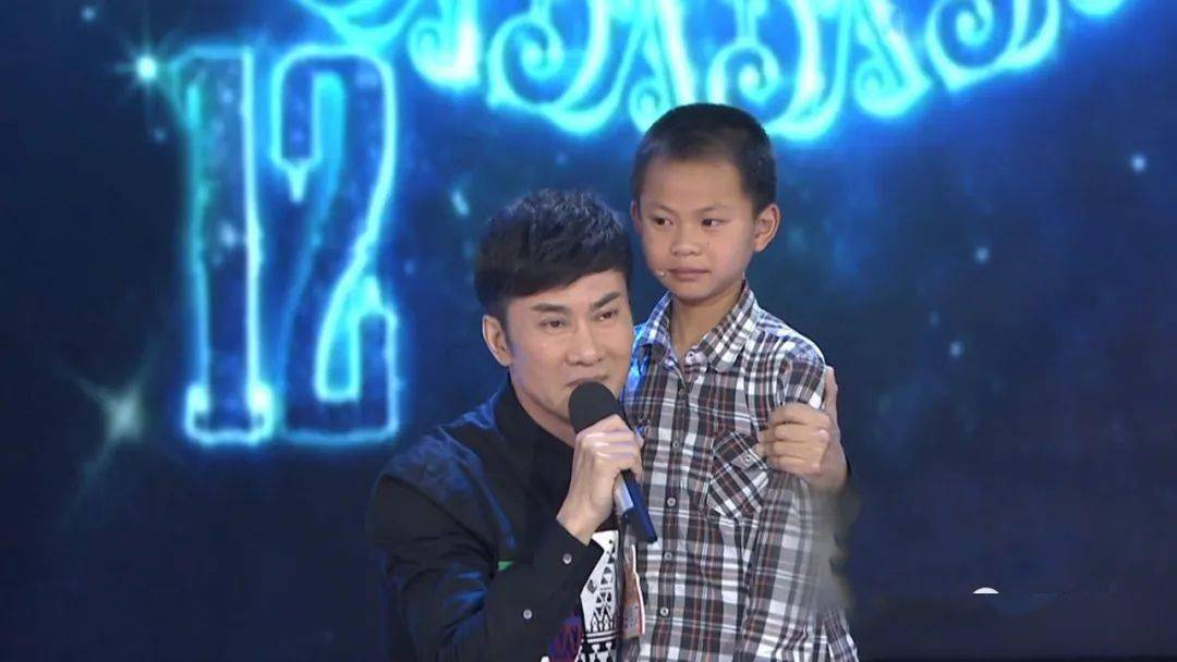 在最后的"小不点大能耐"环节,江涛陪伴着金信文暖心演唱了