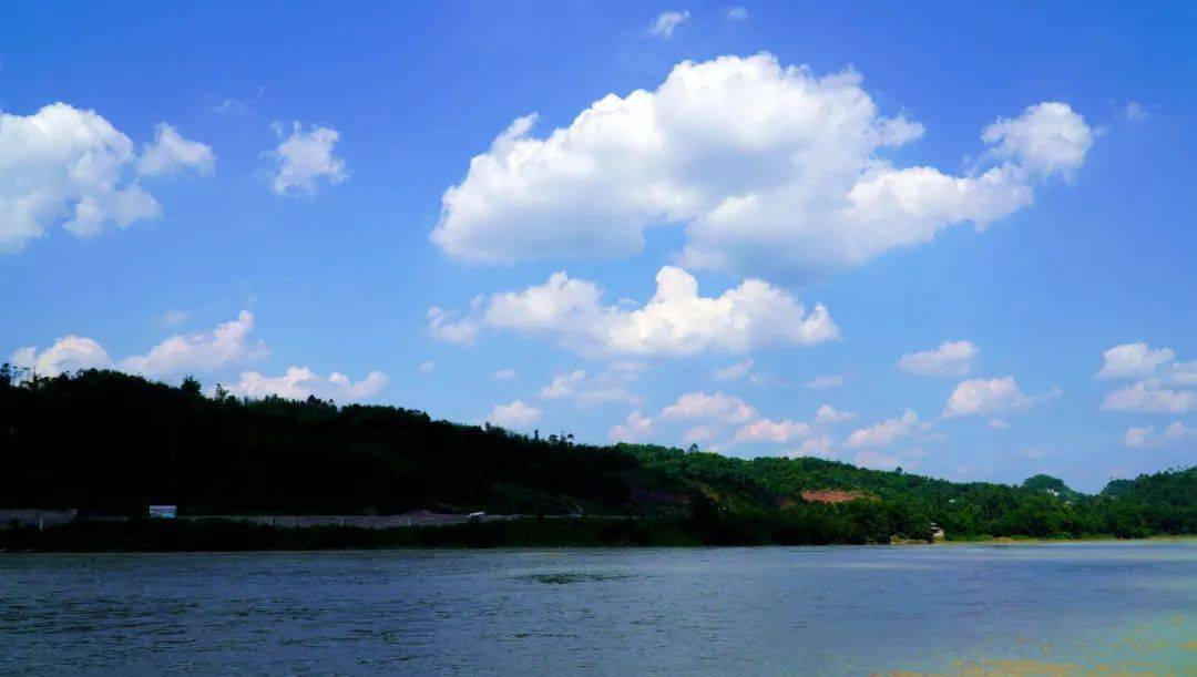 蓝犍为天空之镜