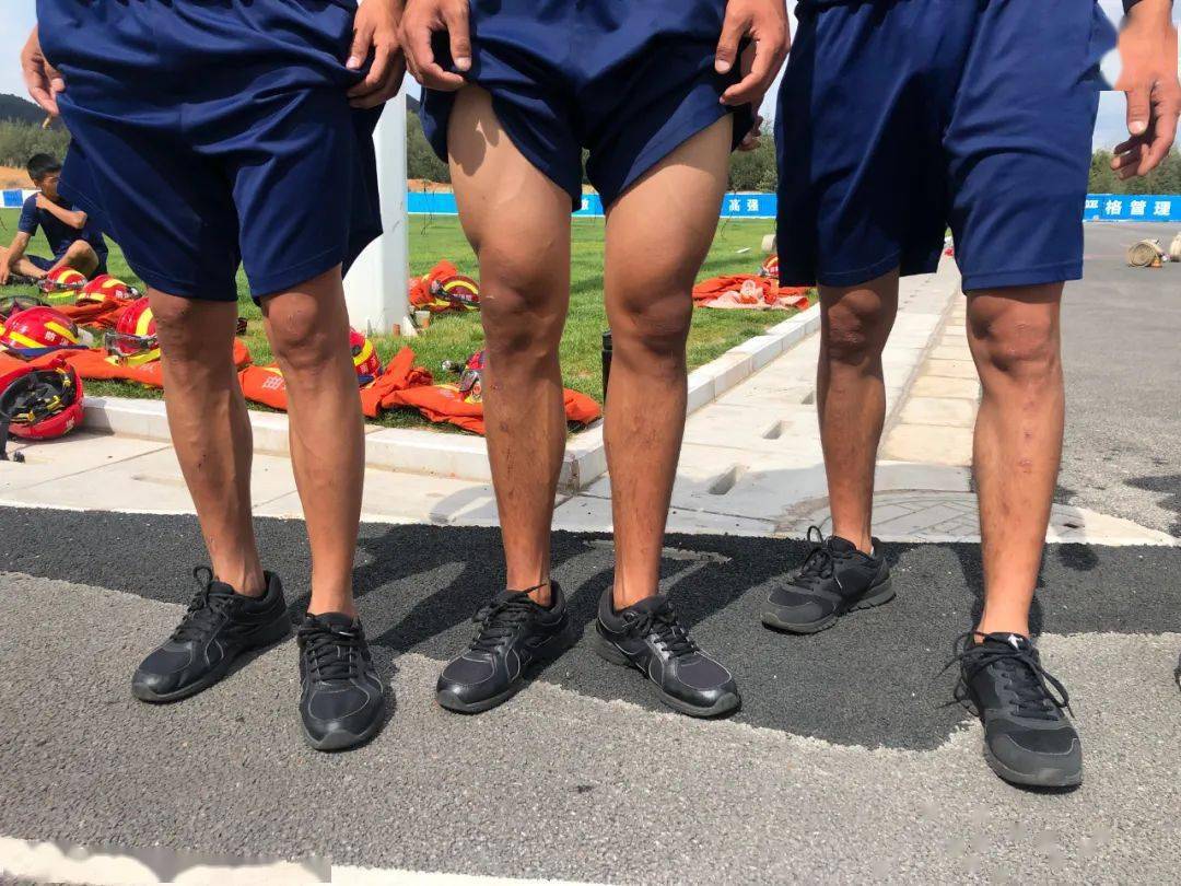 小麦色大长腿美手指这是消防员夏日的标配