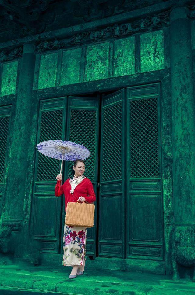 袅娜娉婷素雅高贵,流淌着一份难以言说的情愫.