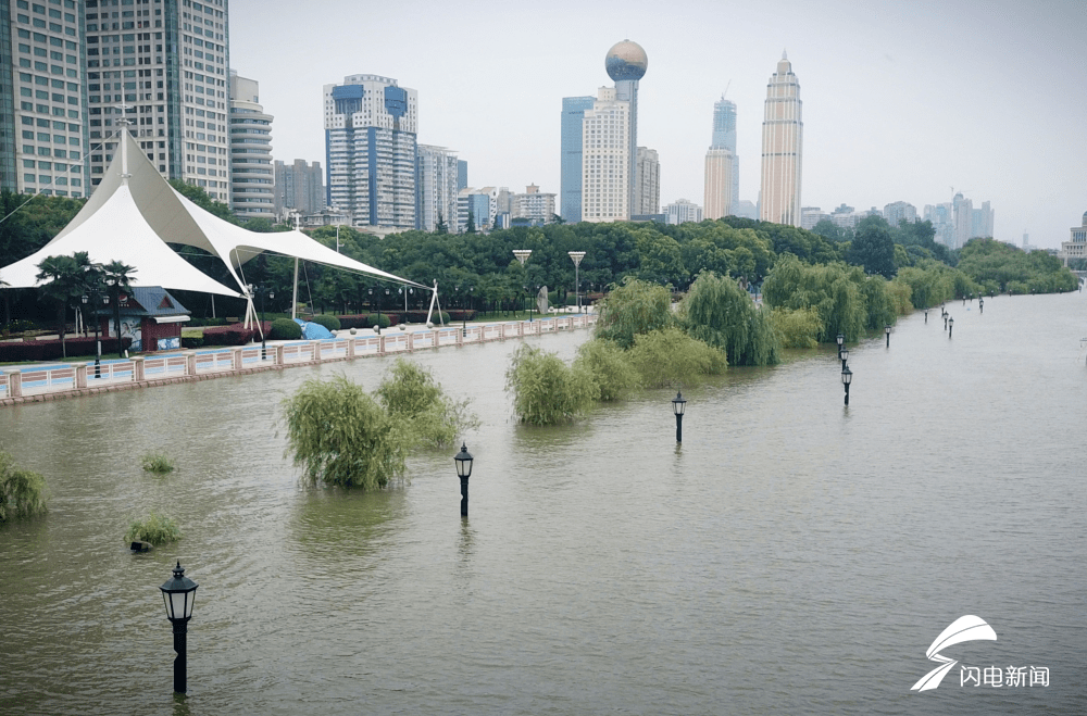 影像力丨闪电新闻记者现场直击全面过水行洪的武汉市汉口江滩公园