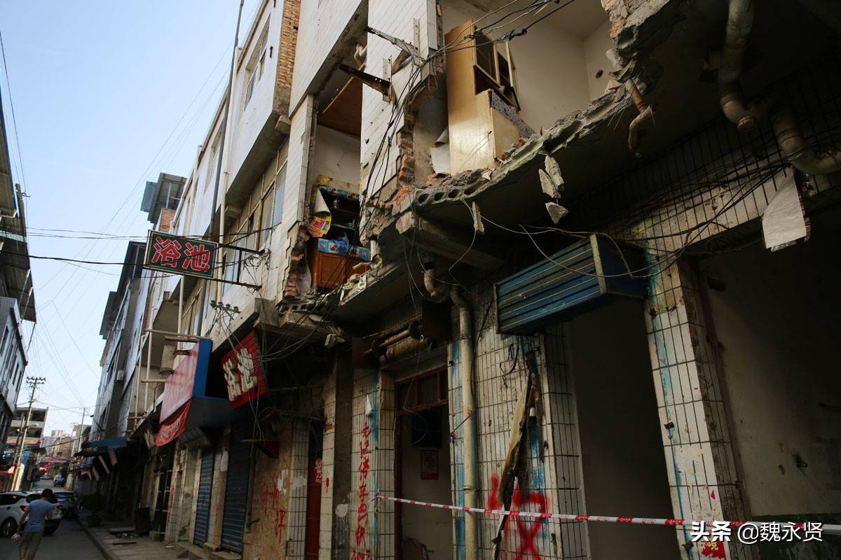 实拍拆迁城中村有味道的生活七旬老人铁臼捣辣子香气扑鼻