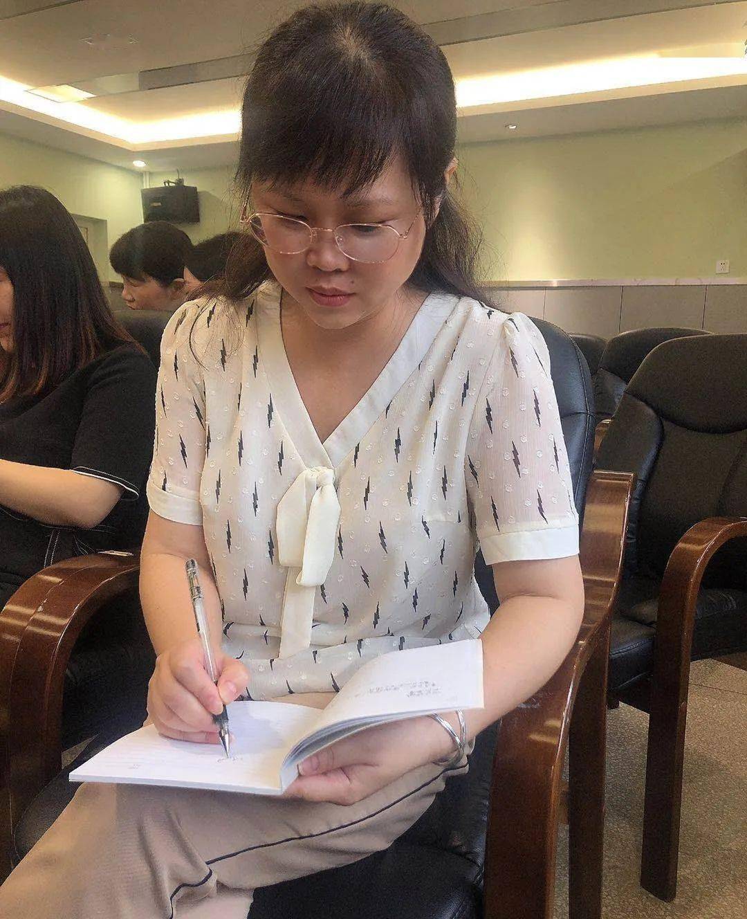 分析会由组长郝洁老师主持,杨松林书记和周丽珍主任全程参与指导工作.