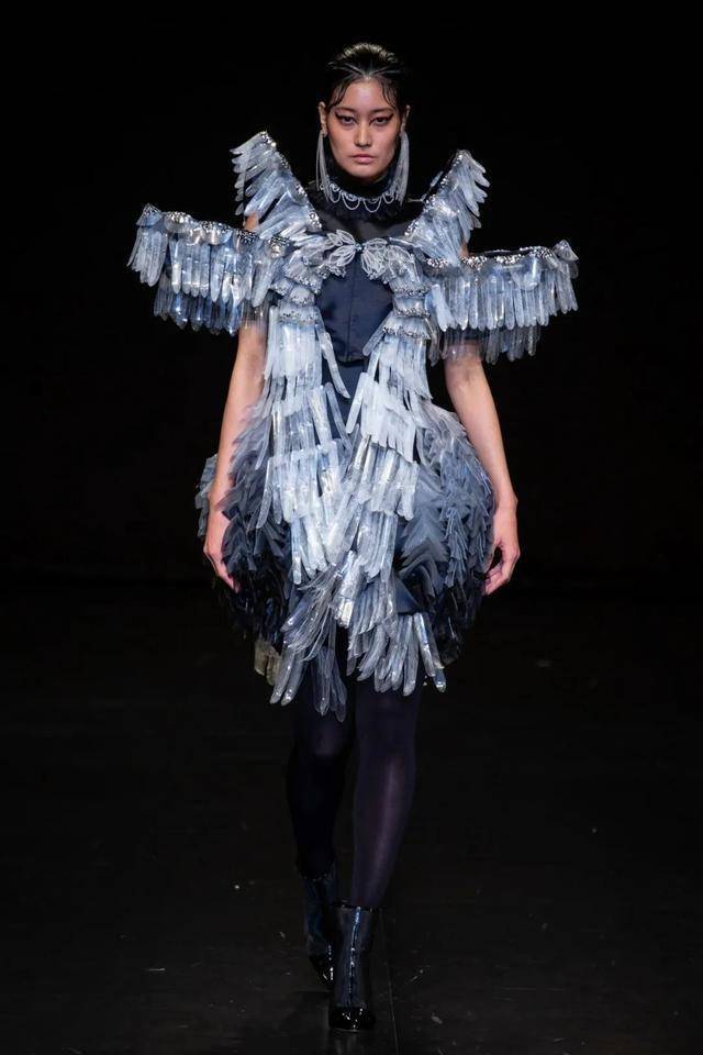 曾挖掘山本耀司的时装创意大赛他竟用3000个钉子取代针线缝制衣服还钉