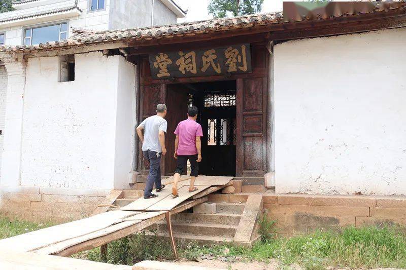 在华宁县宁州街道右所社区高茶寨居民小组有一所刘氏祠堂.