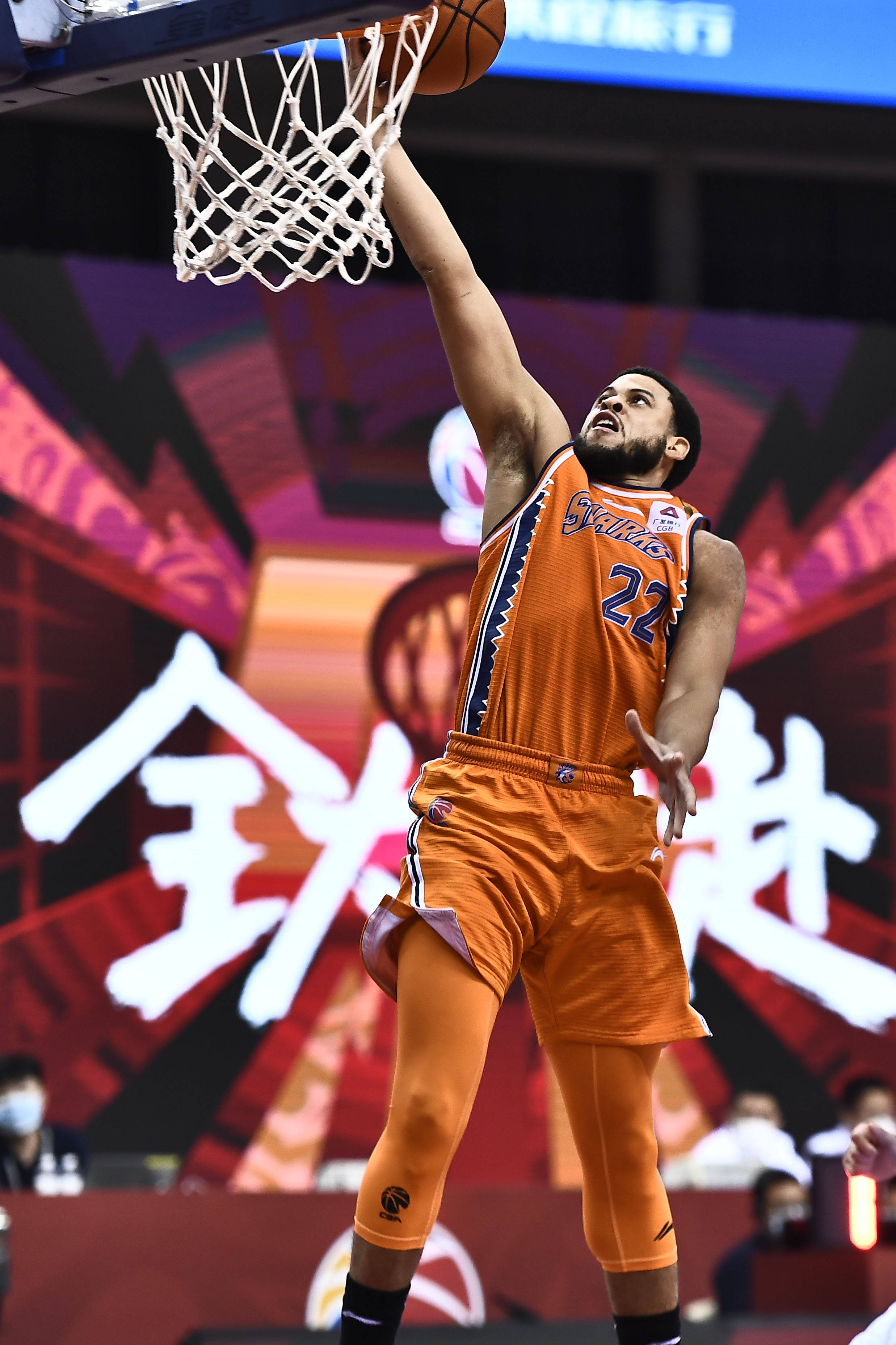 7月14日,上海久事队球员麦卡勒姆在比赛中上篮