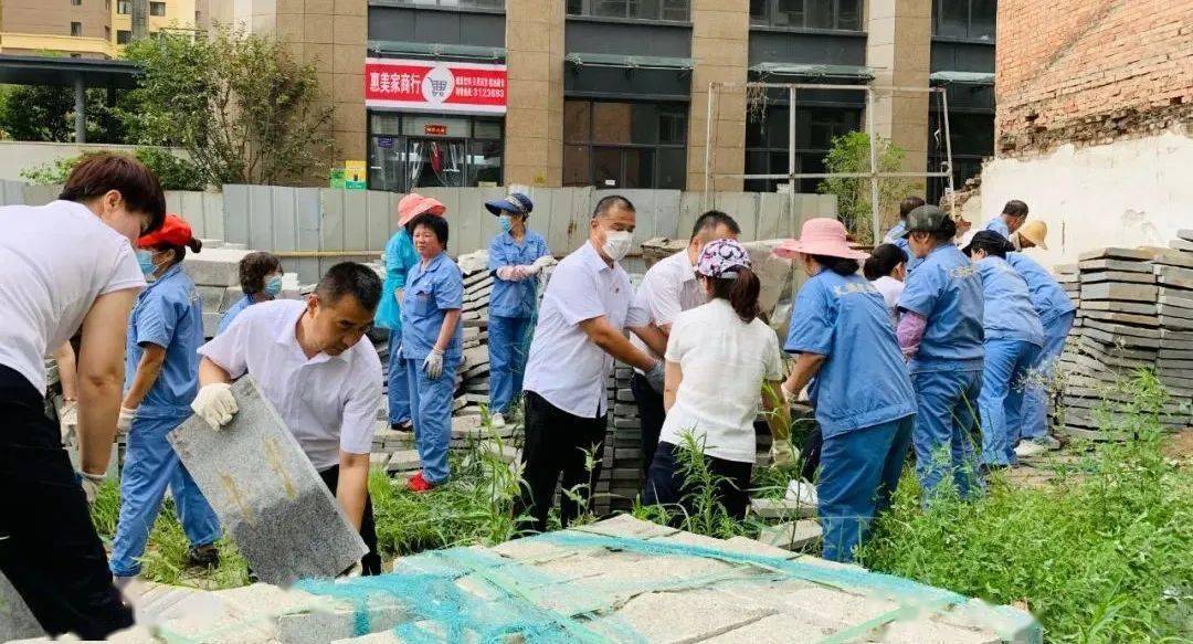 清理建築垃圾池雜物營造整潔小區環境東嶺物業服務中心組織人員開展