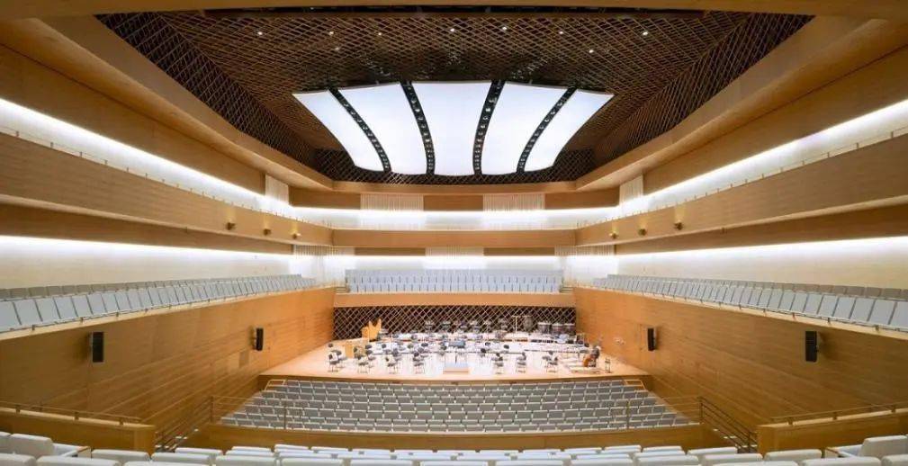 anneliese brost musikforum ruhr是标准的鞋盒式音乐厅,观众席可容纳