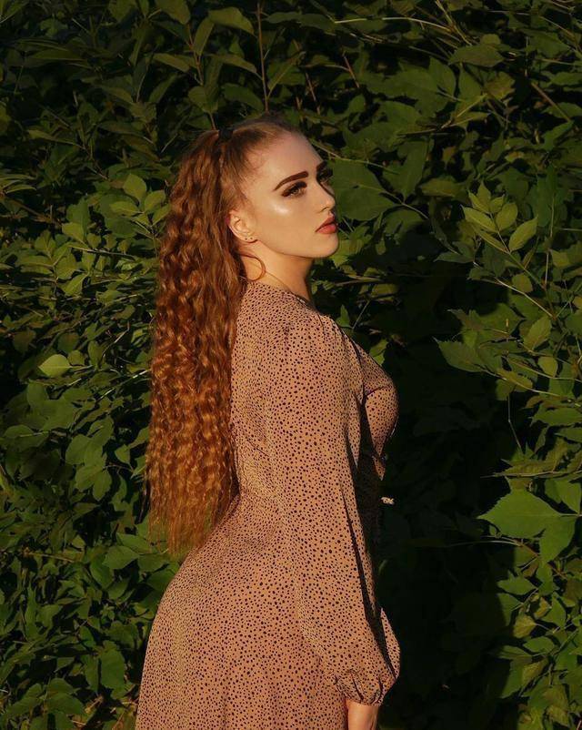 金刚芭比晒裙装照,侧扭身体凹女人味,脱掉长裙身材似猛男_茱莉亚