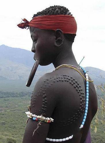 看女人纹身,行走来非洲