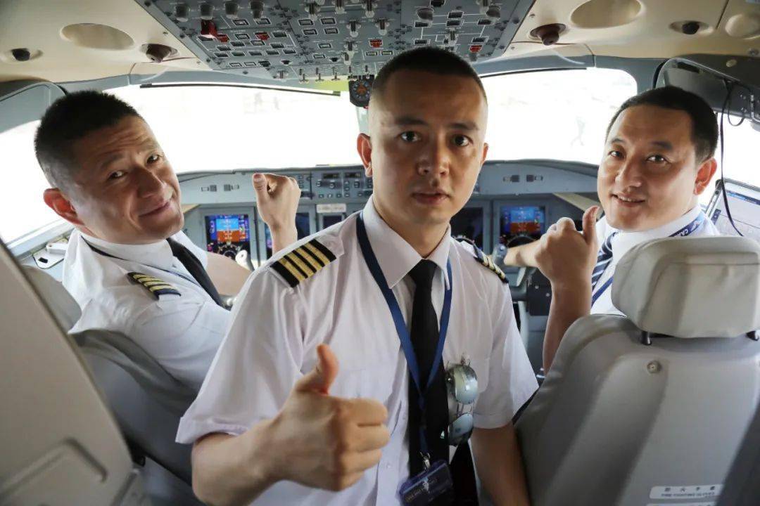 我是本次航班的机长,谨代表全体机组成员欢迎您乘坐南航首架arj21飞机