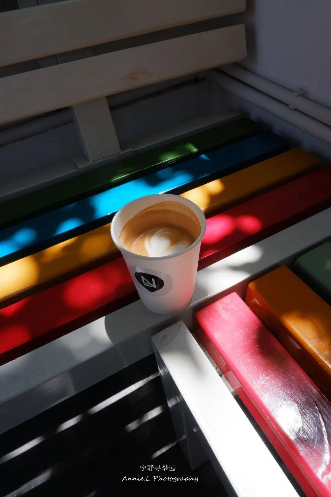 享受午后阳光与彩虹的nido coffee