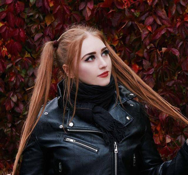 茱莉亚穿着皮衣的样子更是又酷又甜,看起来像一个职业赛车手.