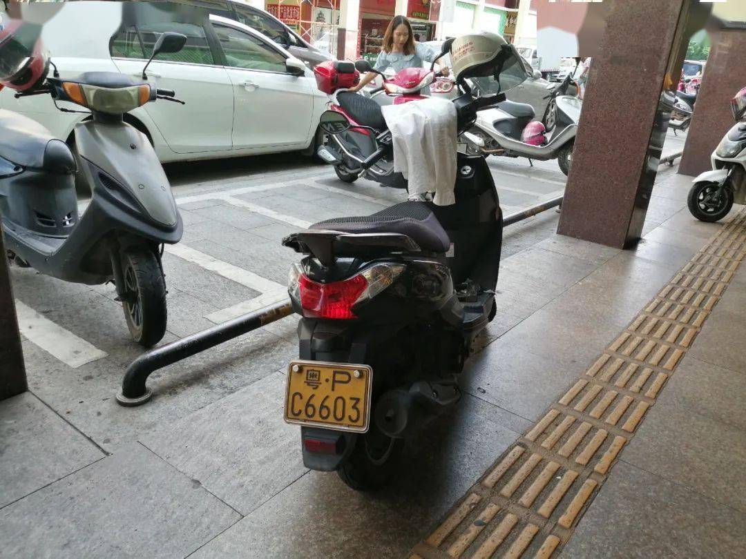 沿江路与河源大道等十字路口,第一组督查队队员发现,少数摩托车司机