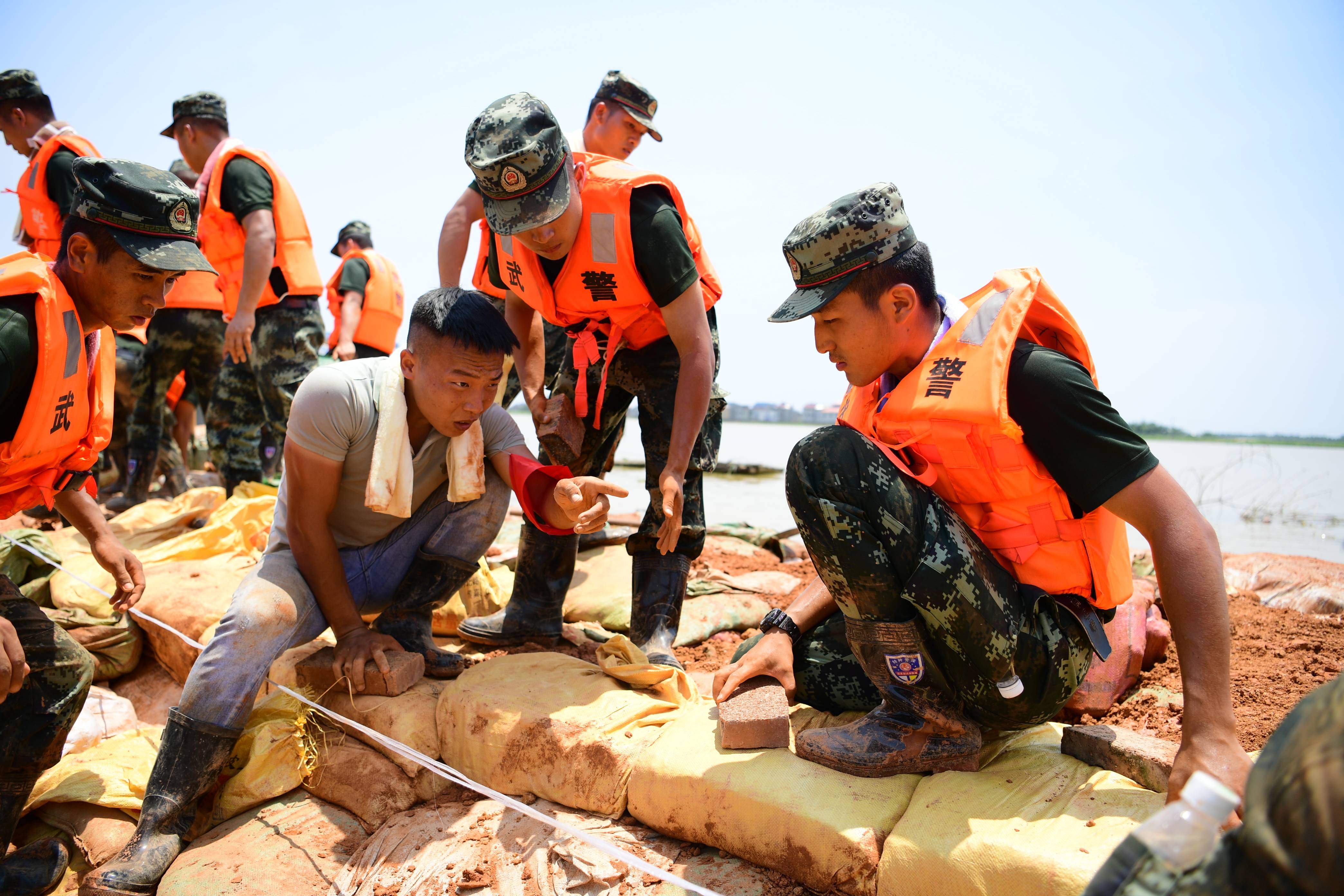 子弟兵誓死不退——解放军和武警部队官兵参与洪涝灾害抢险救援记事