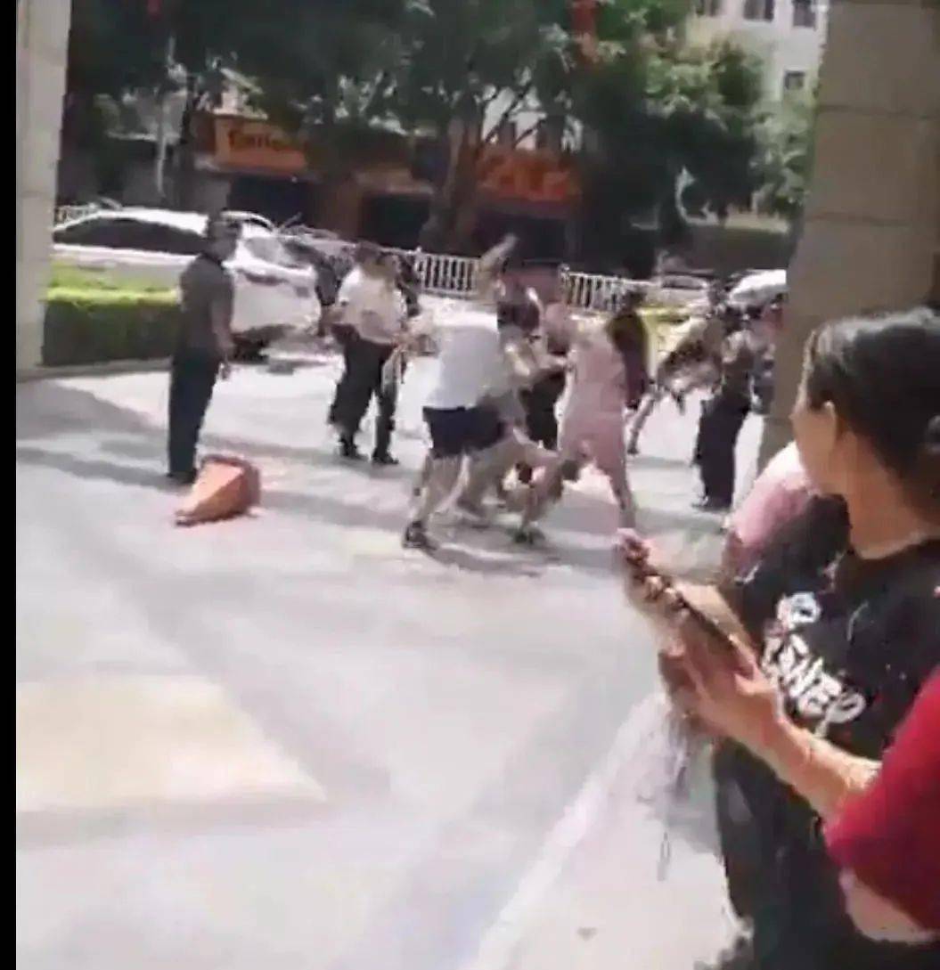 玉林某小区门前因一点小事引起多名男女现场干架