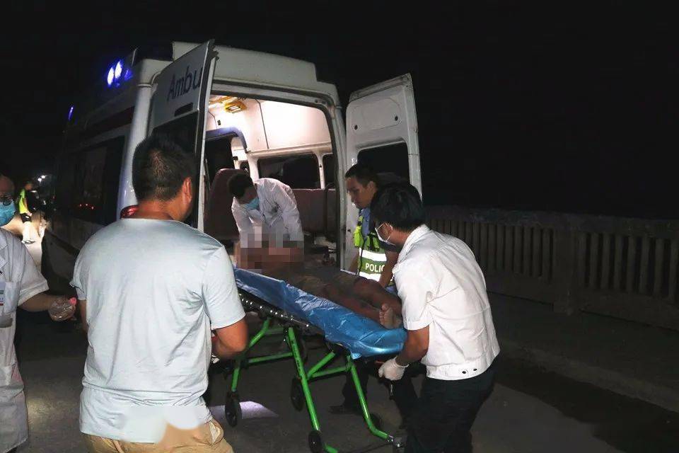 将伤者抬上救护车