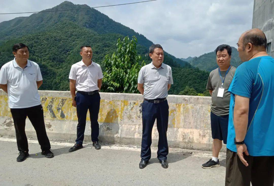 龙群跃主持召开甘龙镇708山体滑坡后续工作调度会