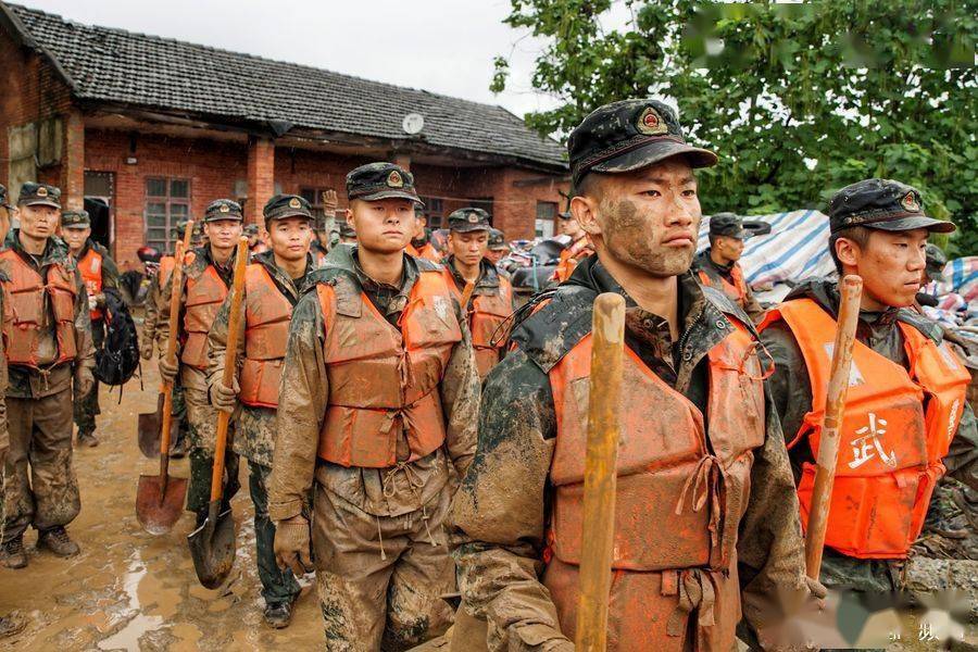 四年前洪水决口处再遇险情 百余武警官兵迎险而战