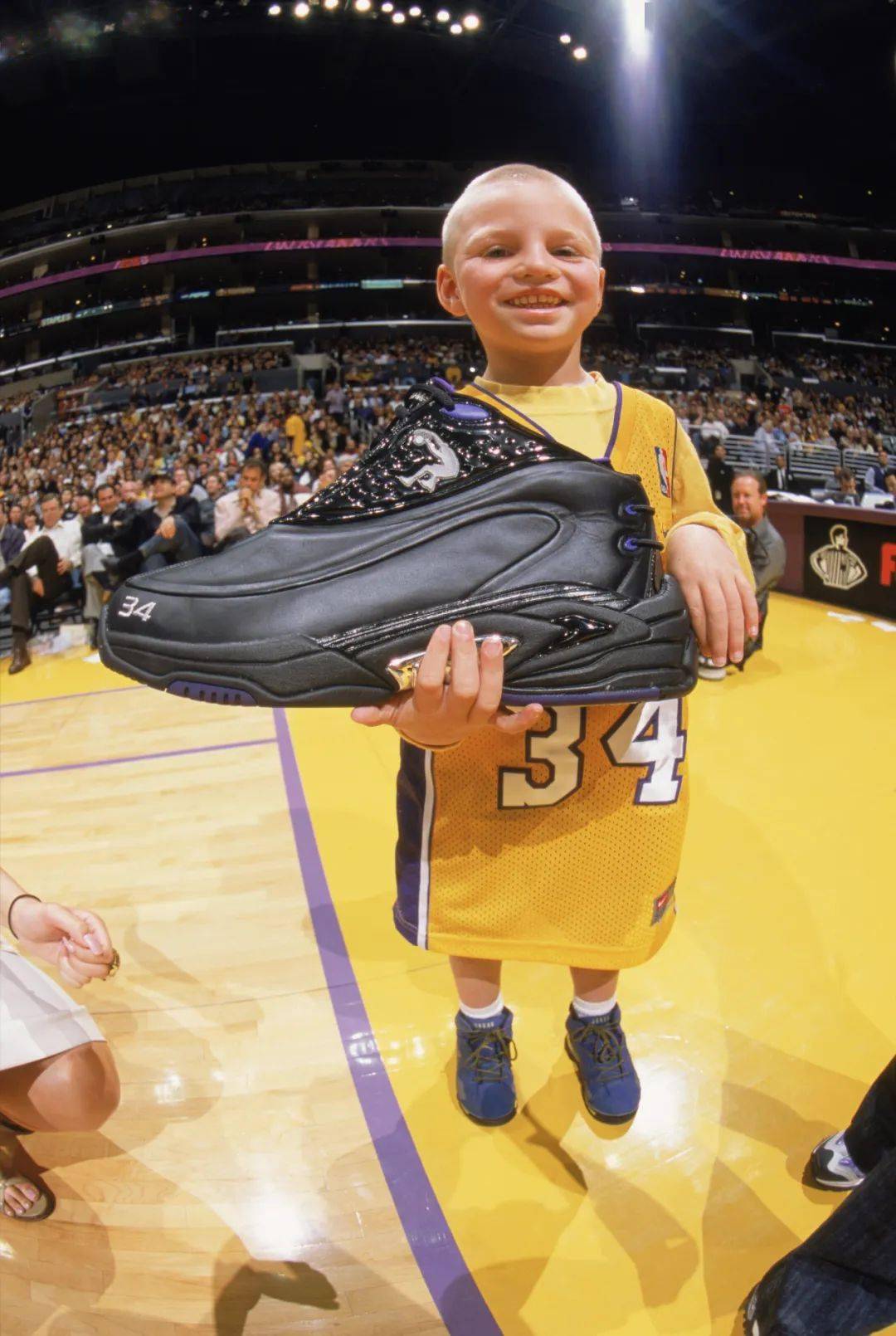 脚的霸主我们的老熟人迪肯贝-穆托姆博他的鞋码达到了惊人的59码足足