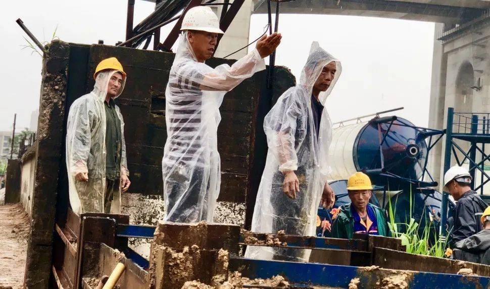 防汛救灾大桥人冲锋陷阵扛起央企担当