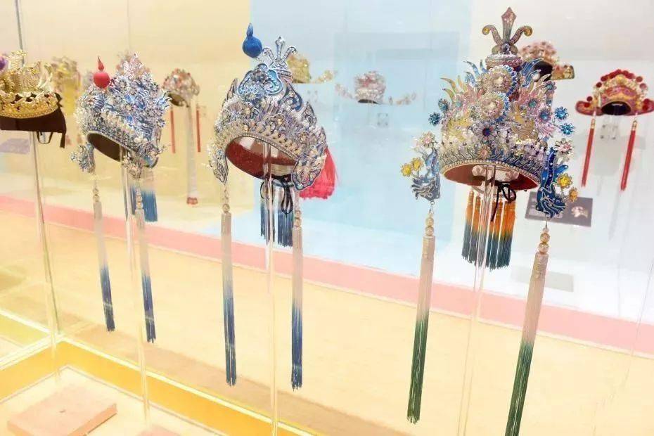 他用60年做出惊艳世人的凤冠霞帔!被称为粤剧界的"活字典"!一生一事,