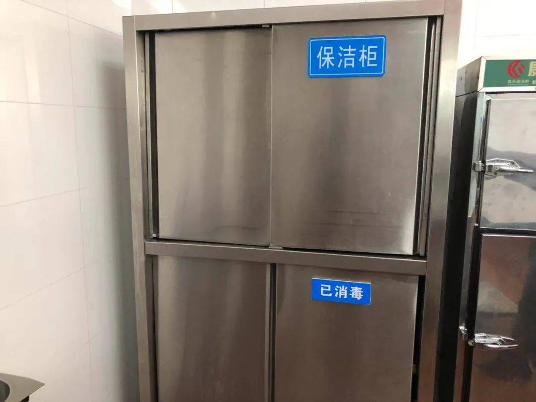 经检查,保洁柜的餐具干净整洁▲执法人员随机检查仓库中调料的标签