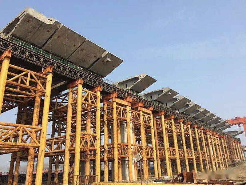 图9 边跨pc箱梁支架存梁混合梁斜拉桥新发展混合梁斜拉桥的主梁钢-混