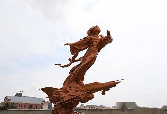 该雕塑位于经开区西航路与迎宾路的交界处,高12米,作品主元素为嫦娥