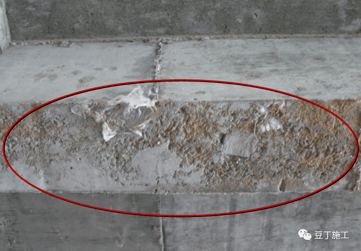 存在问题:梁底砼夹渣产生原因:浇捣砼前模板未清理干净