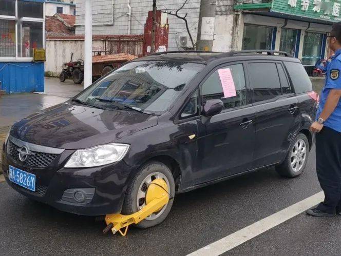 镇区道路范围内不规范停车的机动车均会得到"一把锁,一张告知书"的违