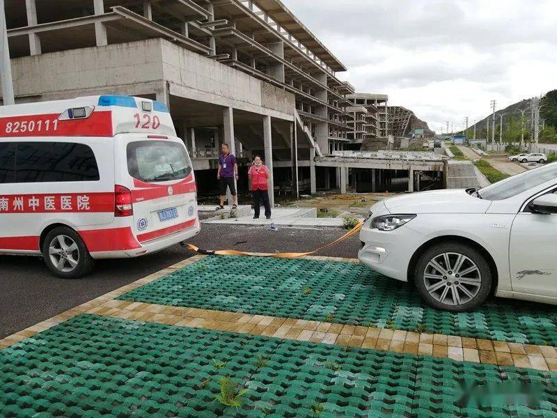 用救护车将该拉回停车位人员务考考生不慎将车后轮悬空在堡坎上考试