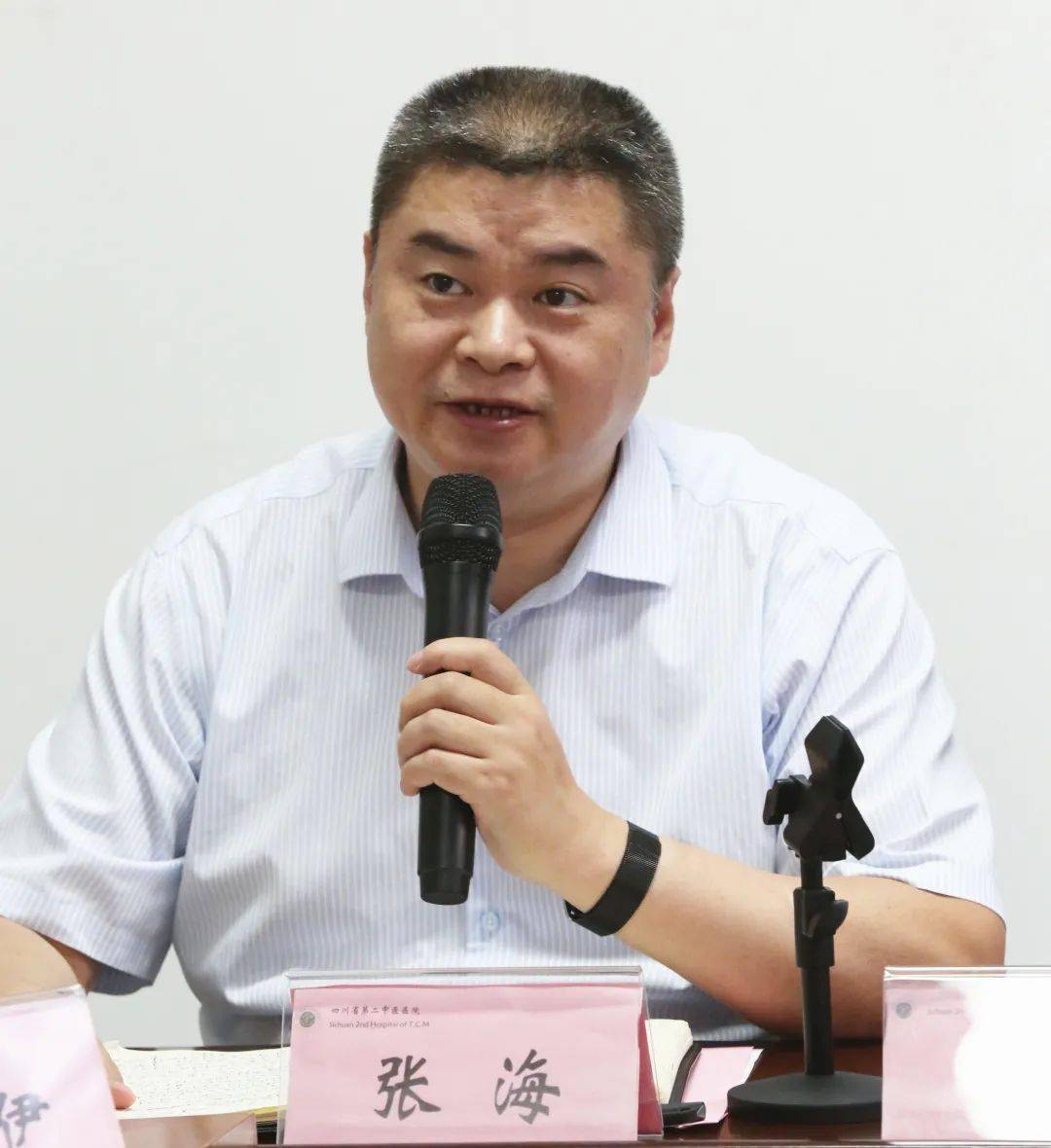 医院抗疫英雄——icu主任王俊(左一),中西医结合主治医师薛敏(右一)
