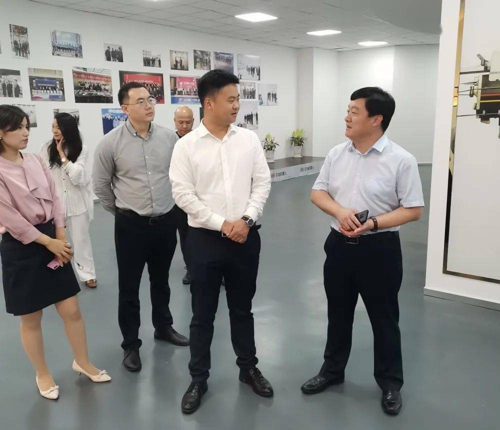 移远通信来岳西考察数字经济和爱心助学工作_郑雷