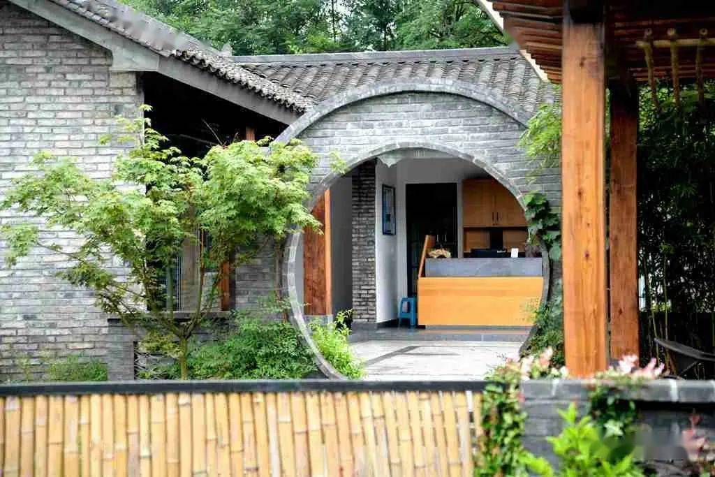 稻香竹林酒吧,十二稻风味馆,米主题汤泉酒店,特色民宿等,展示崇州"伴