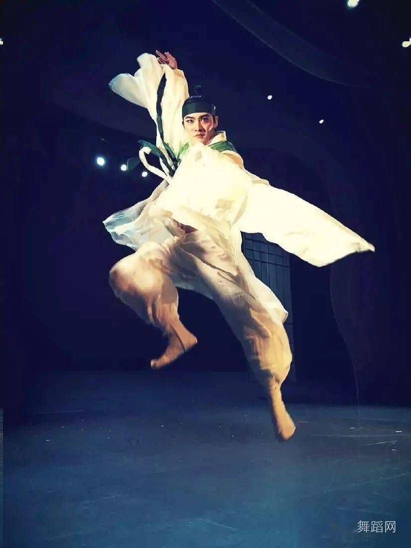 云丽人朝鲜族舞蹈表演服饰介绍