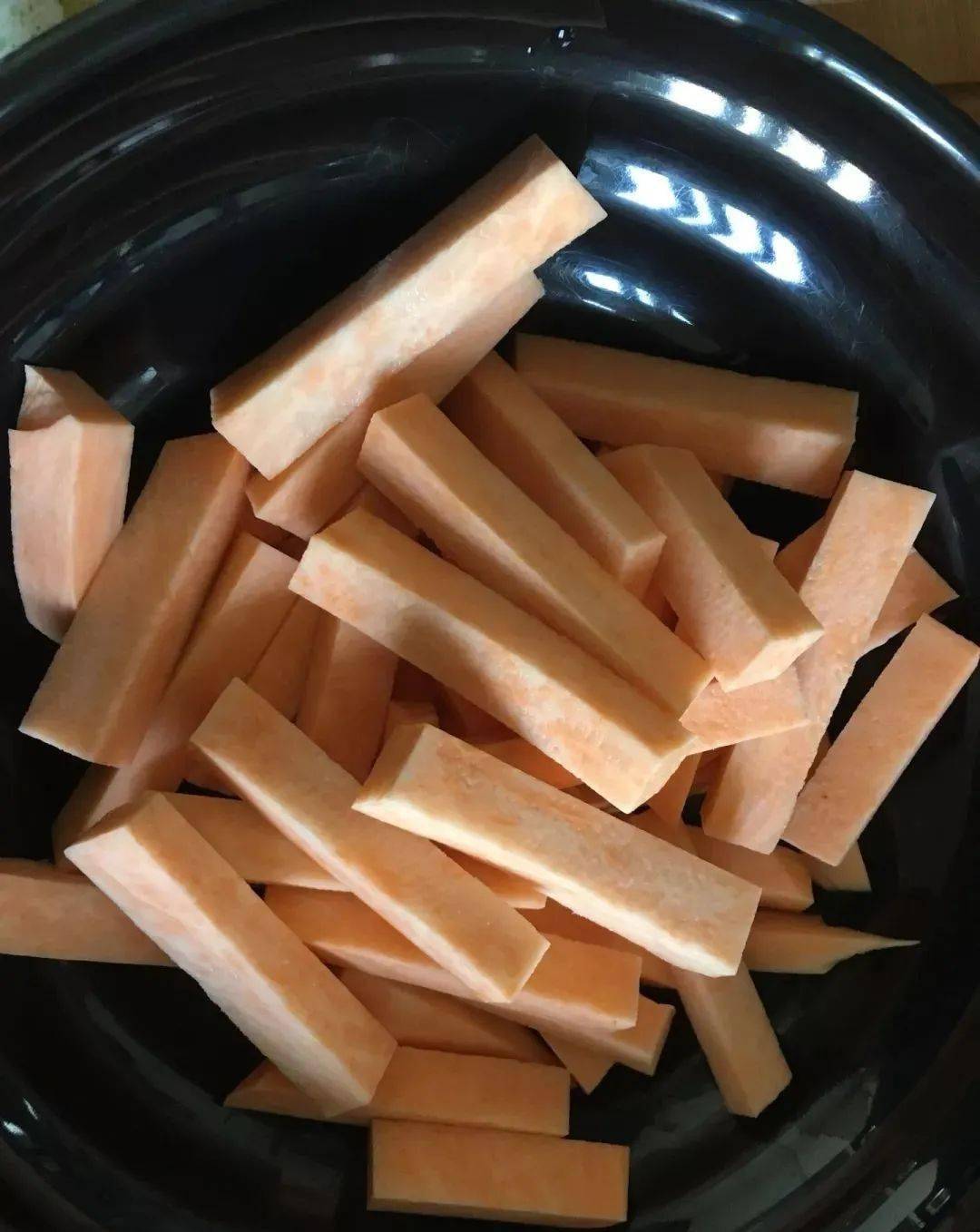 的饼干,浓浓的红薯香味哦 再来一款超级好吃的红薯小零食,椰蓉红薯条