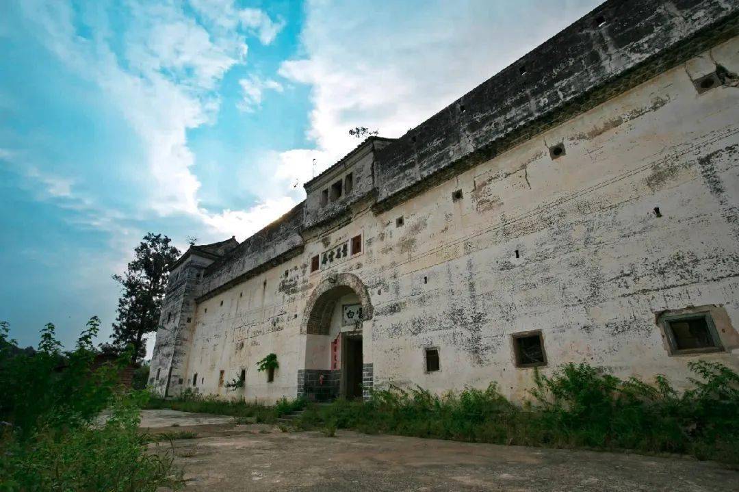 的史料价值和研究价值,目前当地镇政府在何新屋开办了一个契约展览馆