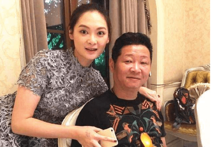 陷入了迷茫时期,在他人生低谷的时候,他遇到了自己相敬如宾的妻子胡敬