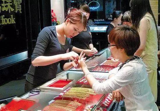 金店老板不会说,买黄金耳钉时,有一"雷"不能踩,太多人中招了