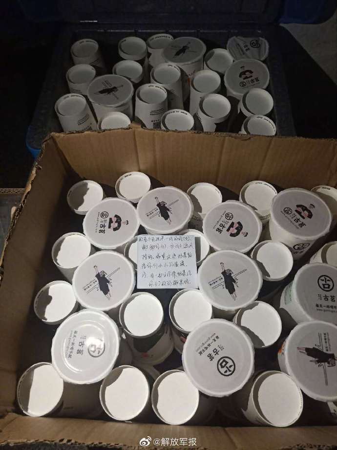 战士收到100杯奶茶 谢谢你们为我们遮风挡雨