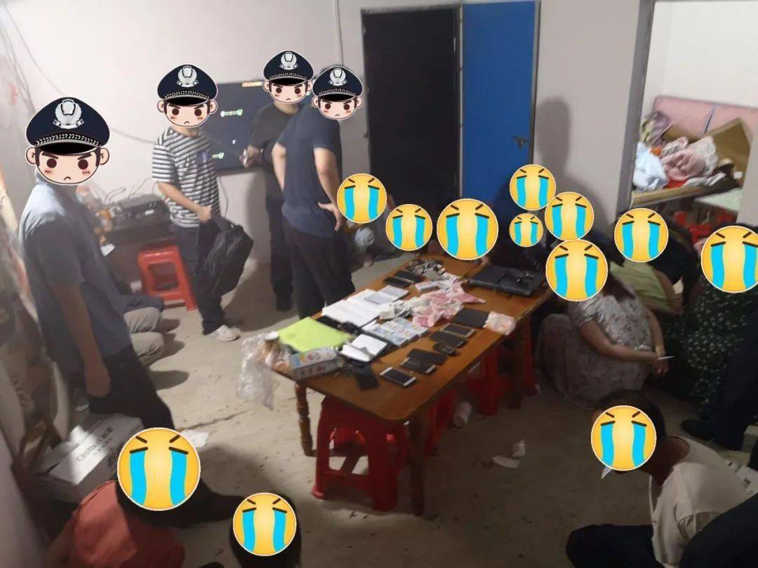 发现,该赌博窝点隐藏在偏僻村落的一处平房中,周围环境多为稻田水沟