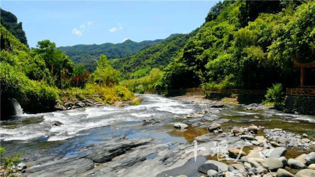 石板河景區位於竹溪南山中部泉溪鎮境內,是秦巴山區腹地,竹溪百里景廊