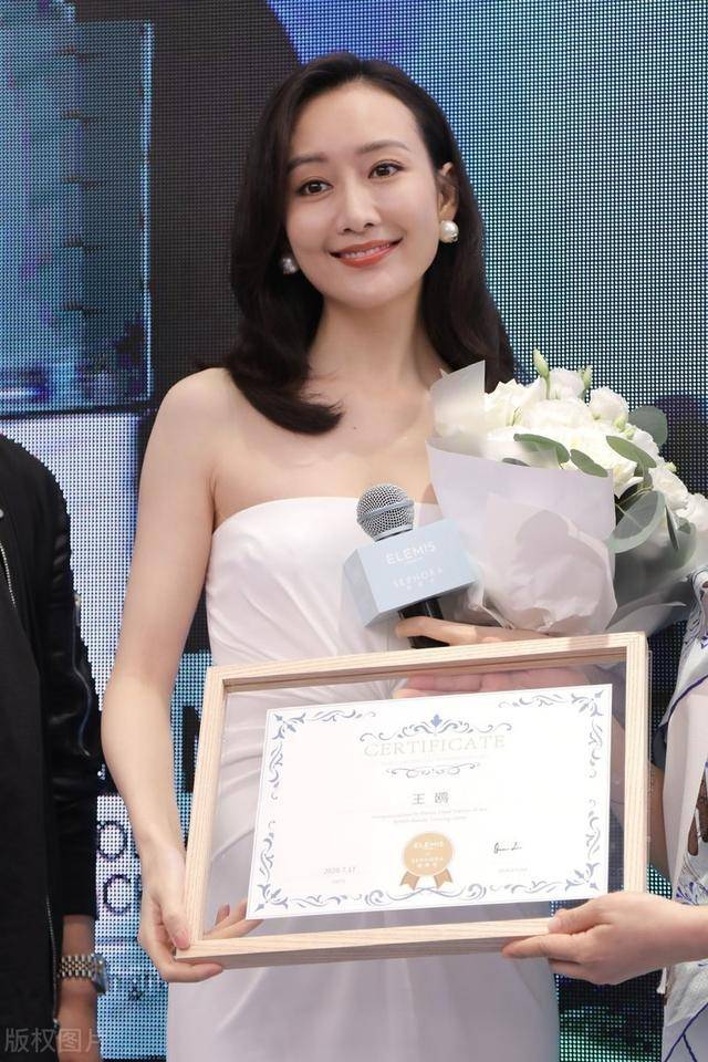 王鸥一袭白色裹胸礼服现身笑容满满超暖心温婉气质尽显