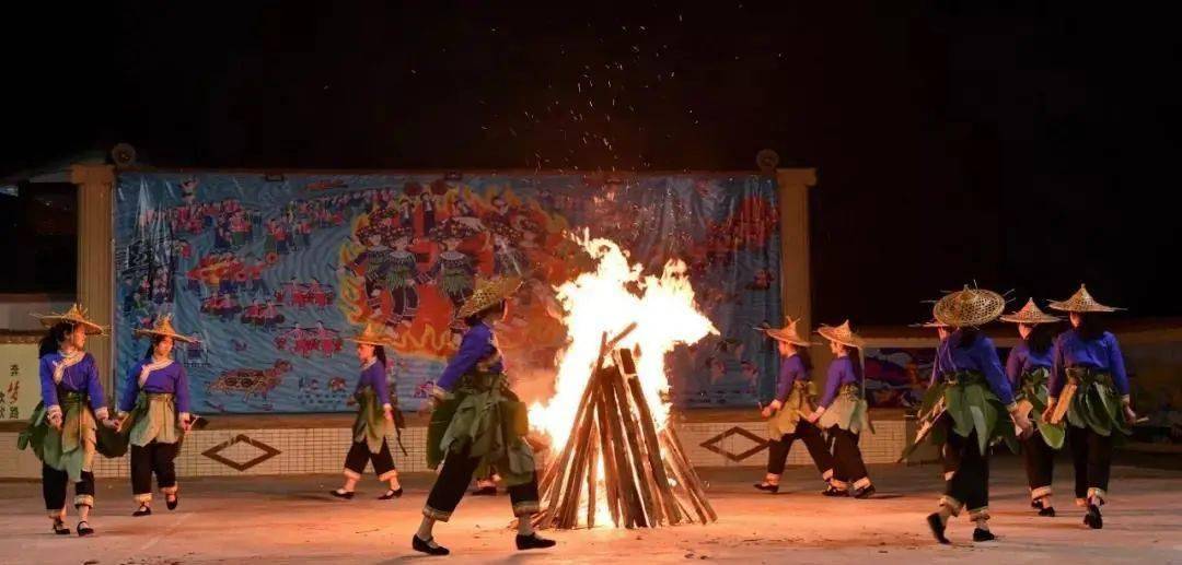 舞火狗又称瑶族少女成年礼,源自于有300多年历史的蓝田瑶族乡.