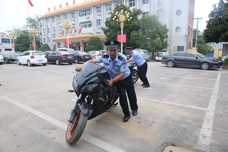 事发柏梁!四个偷摩托车的被抓