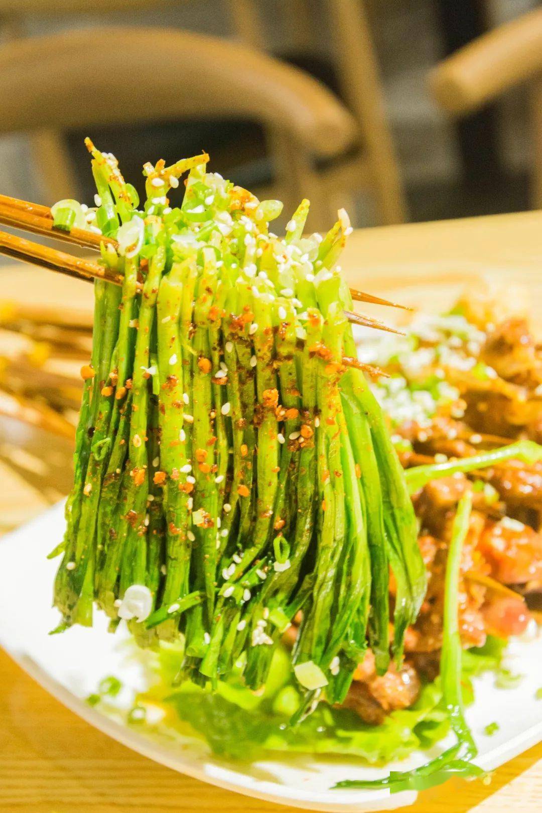 韭菜上面吸满了卤油所以吃起来相当入味巴适