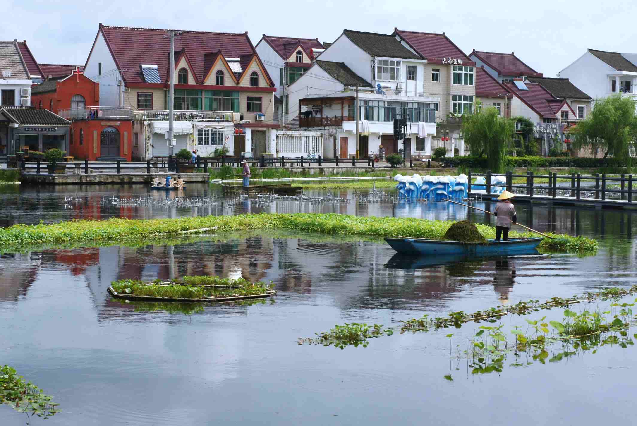 上海最后的一个渔村,有条渔趣老街,还有个乘风破浪的老爷爷