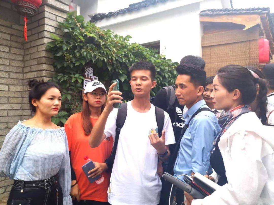 7月15日,新县人民政府副县长田丰到八里畈镇丁李湾古村落采拍学习现场