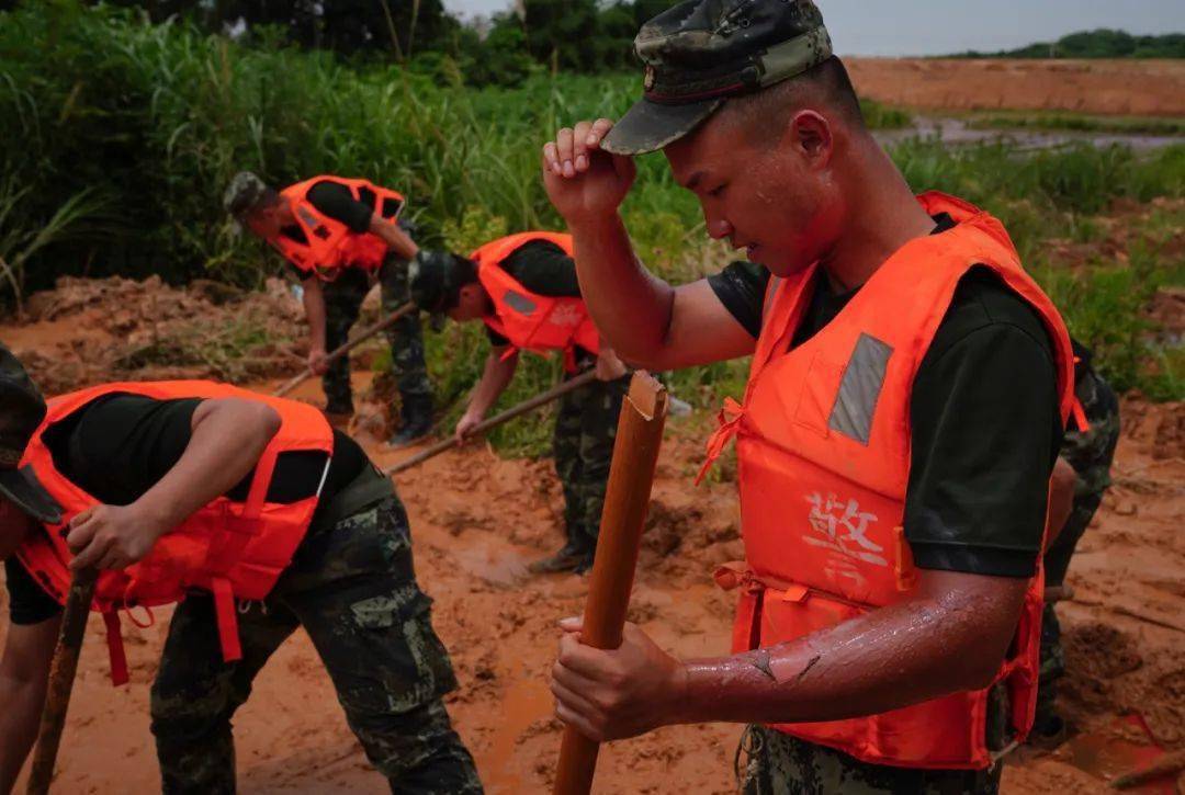 "在江西省余干县鄱阳湖滨的古埠联圩上,我见到在大堤抗洪抢险的武警